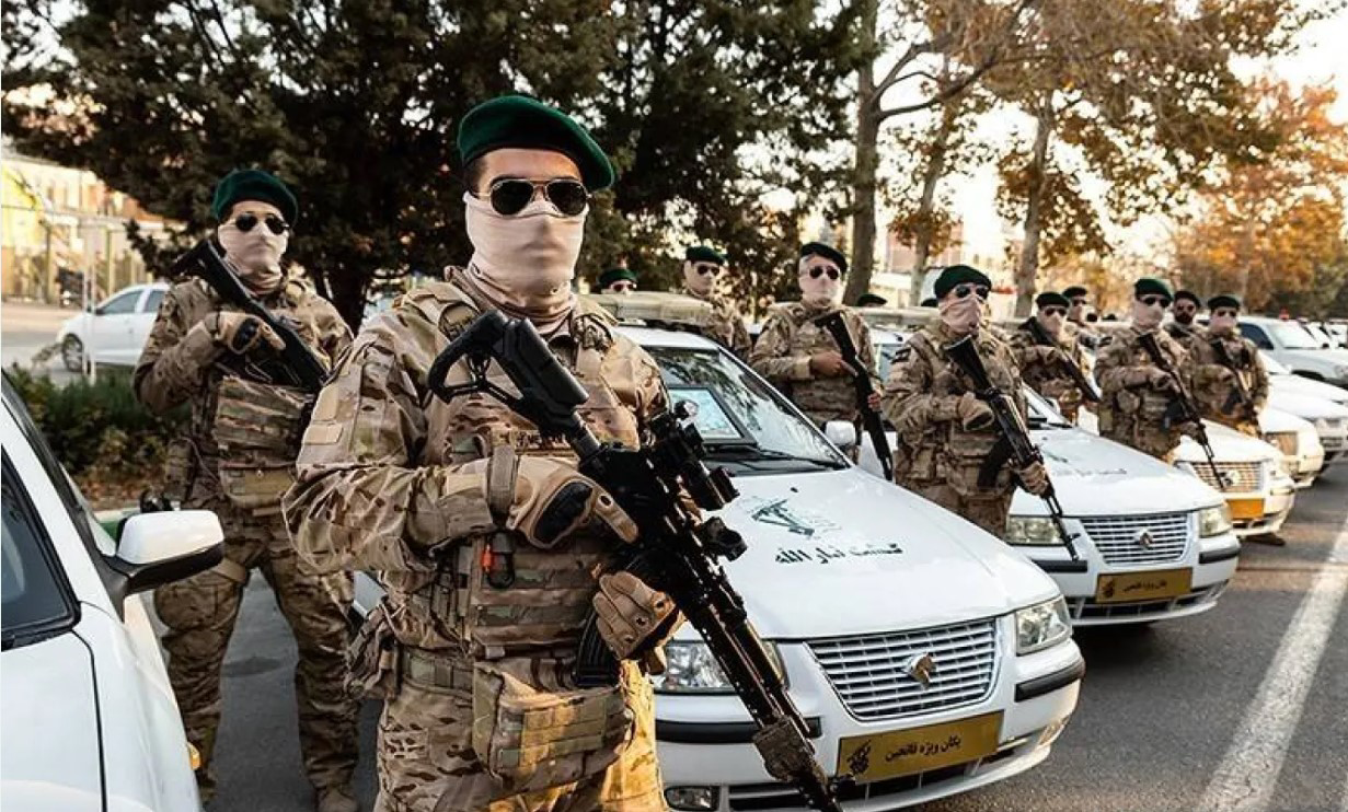 الباسيج الإيراني.. جهاز خفي يسيطر على الشارع والإنترنت ويشكل عمود النظام